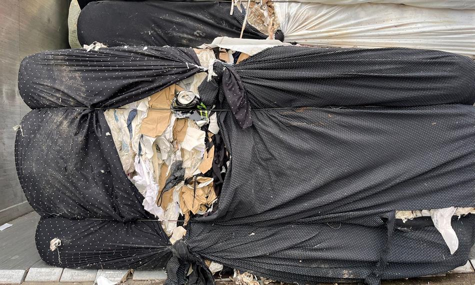 detailní foto komunálního odpadu z října 2025